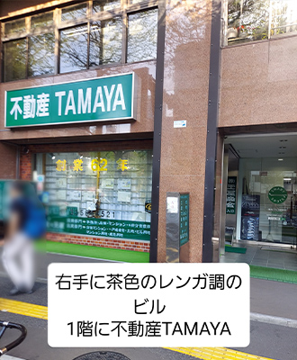 新宿店へのアクセス　右手にレンガ調のビル