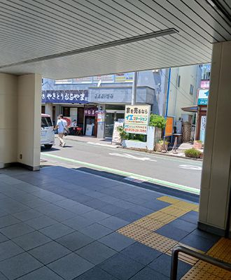 西口階段を降りたら右方面へ向かってください